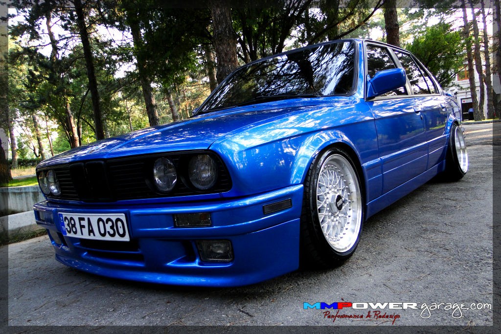 Ярко 30. BMW e30 Blue. БМВ е30 синяя. BMW e30 и e34. BMW e30 цвет синий.